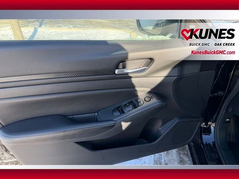 Used 2024 Nissan Altima 2.5 SV FWD image 6