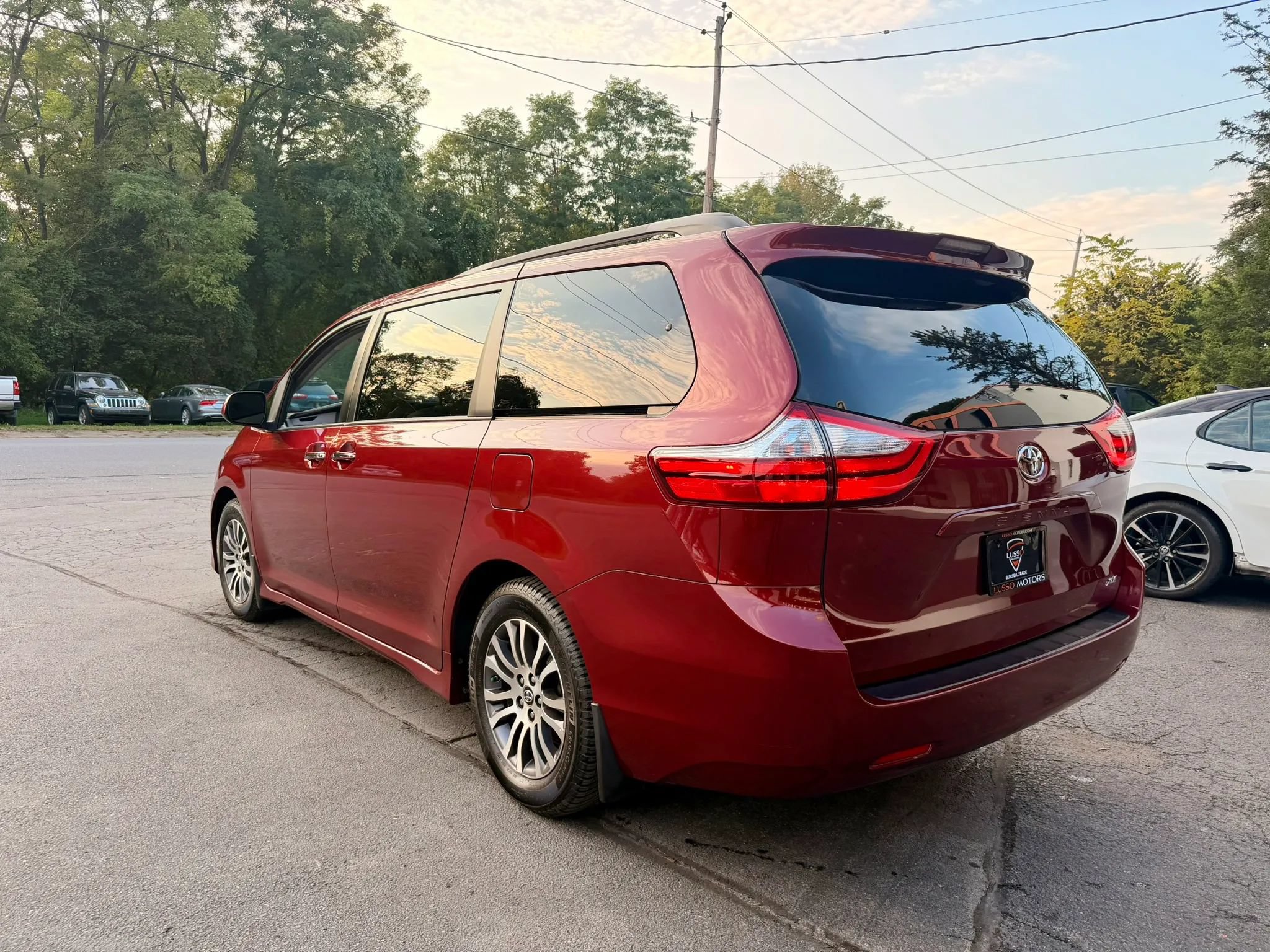 Used 2019 Toyota Sienna XLE w/ XLE Navigation Package FWD image 4