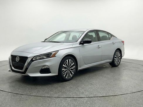 Used 2025 Nissan Altima 2.5 SV FWD image 3