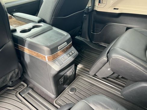 Used 2025 Toyota Sienna Platinum image 15