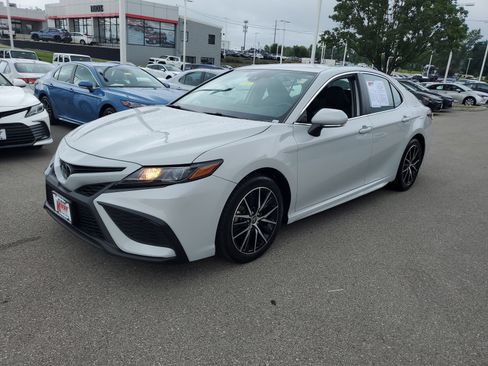 Used 2024 Toyota Camry SE FWD image 2