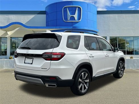 Used 2025 Honda Pilot Touring image 2