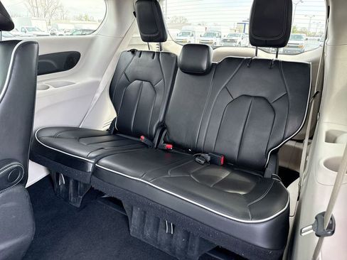 Used 2023 Chrysler Pacifica Limited image 24