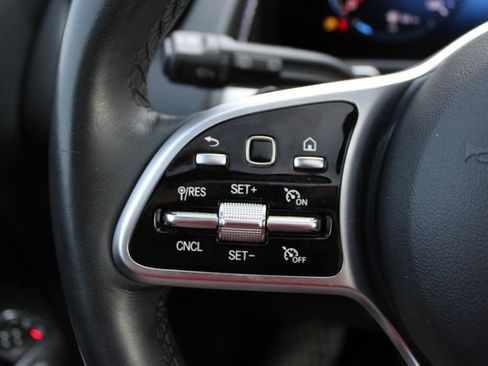 Used 2022 Mercedes-Benz GLB 250 4MATIC w/ Premium Package Lite image 9