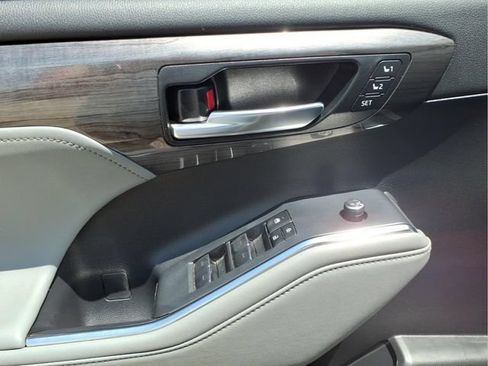 Used 2022 Toyota Highlander Limited AWD/4WD image 11