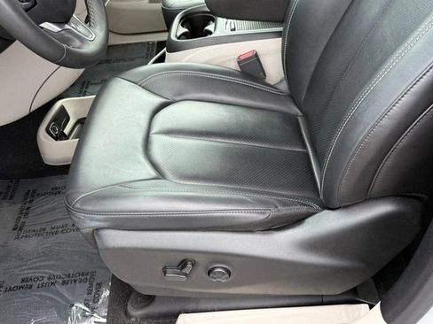 Used 2024 Chrysler Pacifica Touring-L FWD image 18
