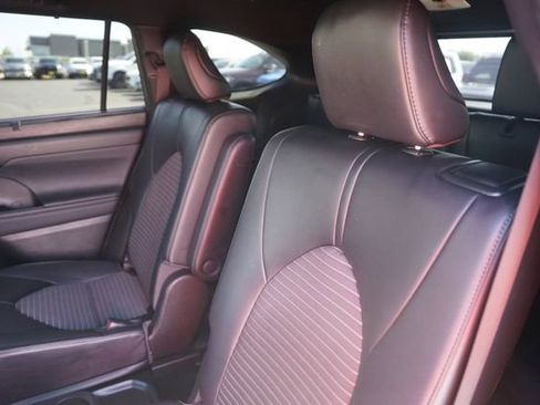 Used 2022 Toyota Highlander XSE AWD/4WD image 14