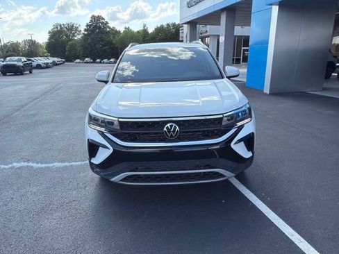 Used 2023 Volkswagen Taos SE w/ Panoramic Sunroof Package FWD image 4