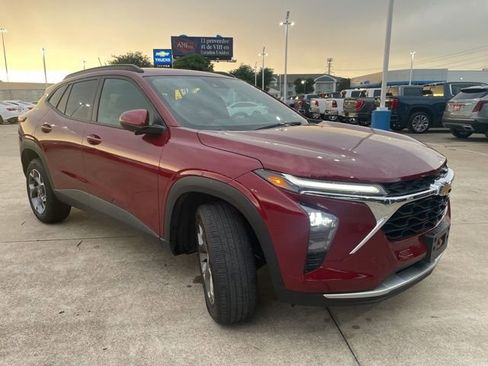 Used 2025 Chevrolet Trax LT FWD image 3