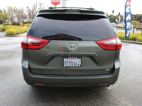 Used 2020 Toyota Sienna XLE w/ XLE Navigation Package image 7