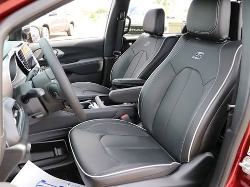 New 2023 Chrysler Pacifica Limited w/ Uconnect Theater Family Group image 14