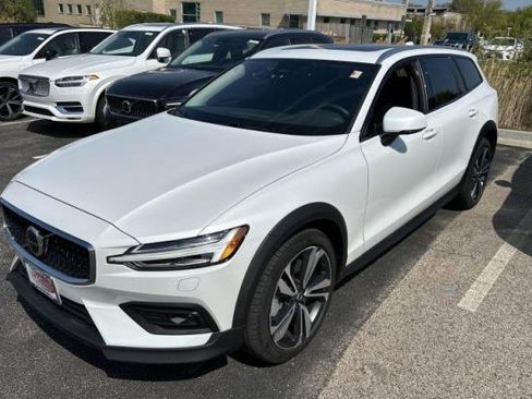 Used 2023 Volvo V60 B5 Cross Country Plus w/ Climate Package AWD/4WD image 3