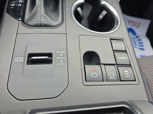 Used 2024 Toyota Highlander LE image 30