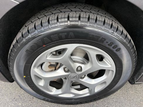 Used 2023 Chrysler Pacifica Limited AWD/4WD image 9