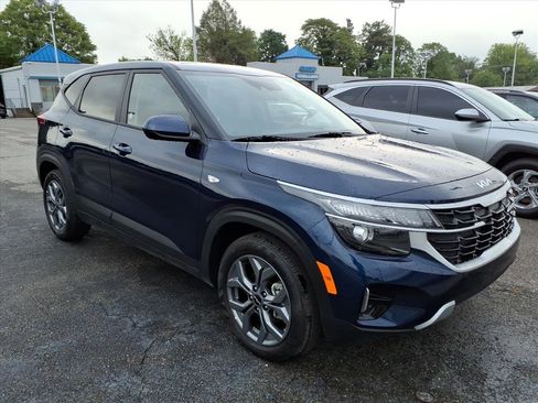 Used 2026 Kia Seltos LX FWD image 2