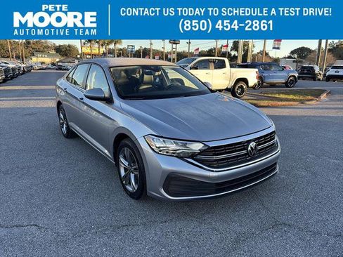 Used 2024 Volkswagen Jetta SE image 1