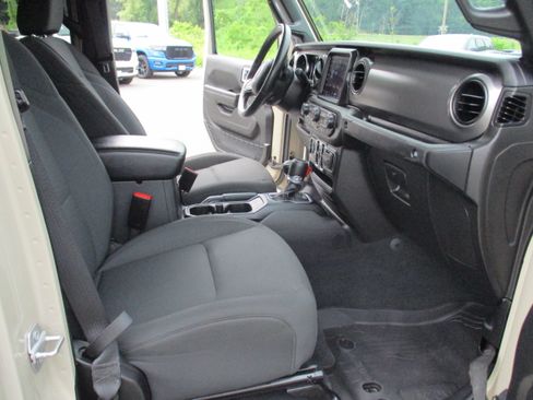 Certified 2022 Jeep Gladiator Sport AWD/4WD image 15