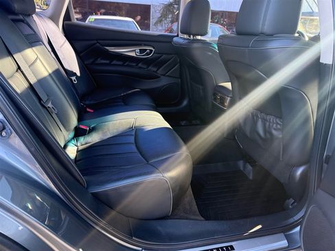 Used 2016 INFINITI Q70 L 3.7 w/ Deluxe Touring Package image 12