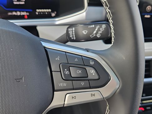 Certified 2025 Volkswagen Taos SE FWD image 23