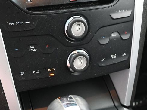 Used 2015 Ford Explorer XLT w/ Equipment Group 201B FWD image 24