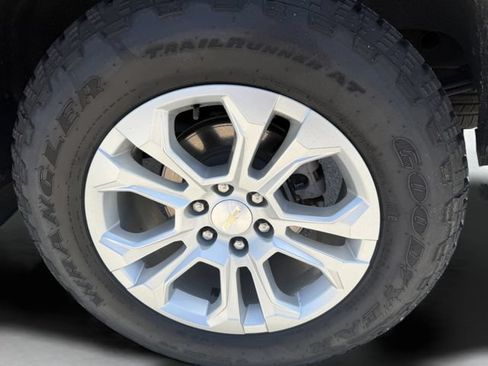 Used 2023 Chevrolet Silverado 1500 LTZ AWD/4WD image 36