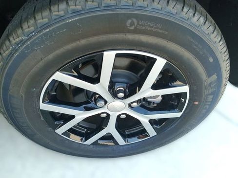 New 2023 Jeep Grand Cherokee Limited image 9