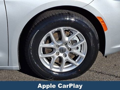 Used 2024 Chrysler Pacifica Touring-L image 10