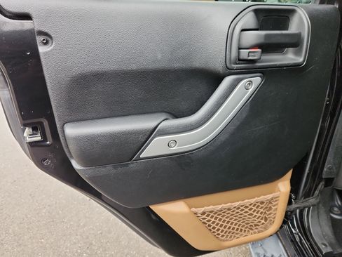 Used 2017 Jeep Wrangler Unlimited Sahara w/ Connectivity Group image 34