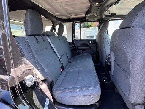 Used 2025 Jeep Wrangler Unlimited Sahara AWD/4WD image 20