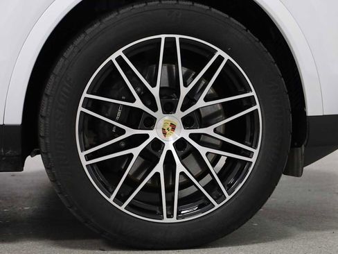 Certified 2024 Porsche Cayenne Coupe image 12