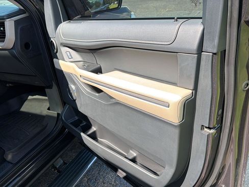 Used 2024 Ford Expedition Limited RWD image 15