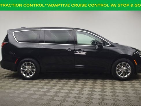 Used 2023 Chrysler Pacifica Touring-L image 13