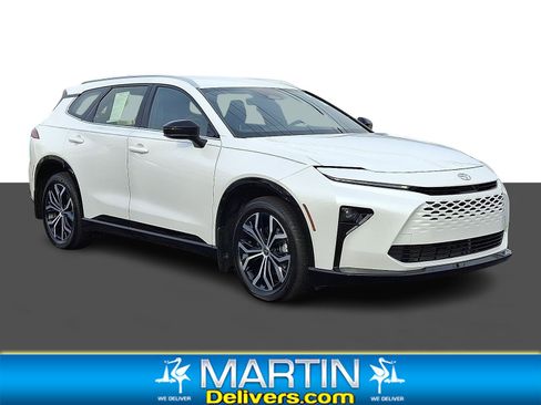 Used 2025 Toyota Crown Signia image 1