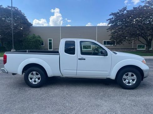 Used 2011 Nissan Frontier SV RWD image 2