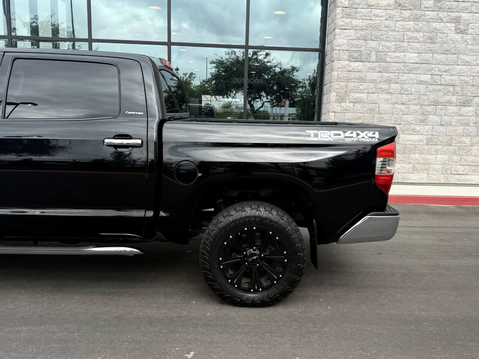 Used 2014 Toyota Tundra Limited w/ Limited Premium Package AWD/4WD image 11