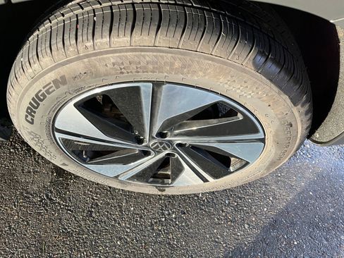 Used 2025 Volkswagen Taos SE image 30