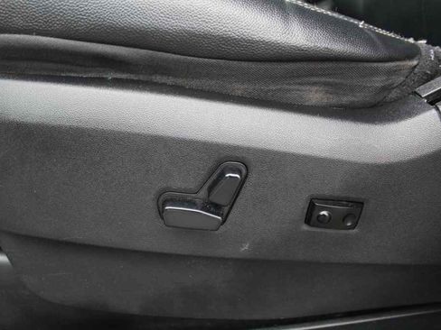 Used 2014 Chrysler Town & Country Touring image 22