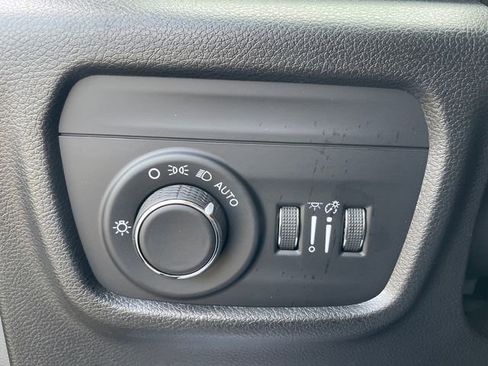 Used 2023 Jeep Grand Cherokee Laredo AWD/4WD image 25