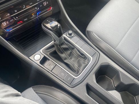 Used 2025 Volkswagen Jetta SE image 41