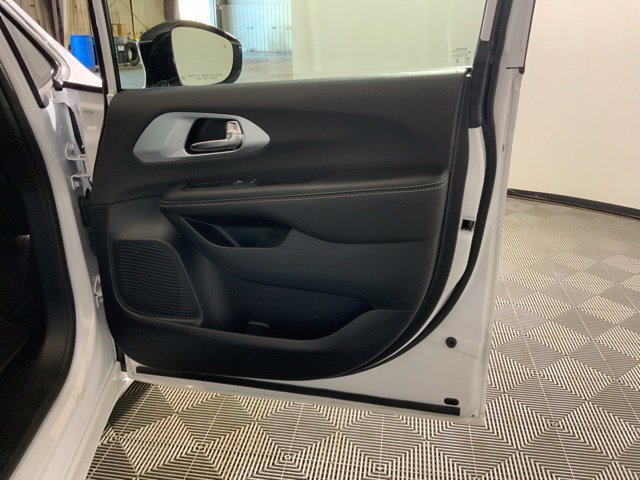 Used 2026 Chrysler Pacifica Limited FWD image 28