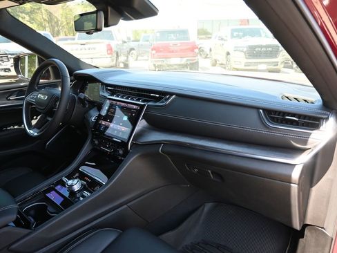 Used 2025 Jeep Grand Cherokee Overland w/ Luxury Tech Group IV image 23