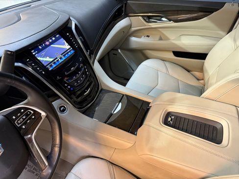 Used 2018 Cadillac Escalade Luxury image 36