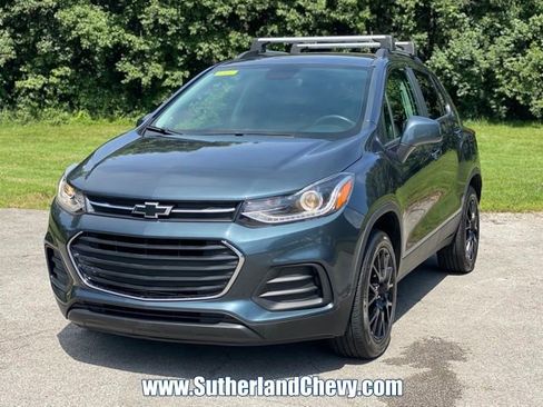 Used 2022 Chevrolet Trax LT w/ Premium Seat Package AWD/4WD image 3