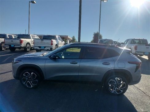 Used 2025 Chevrolet Trax RS w/ Driver Confidence Package image 4