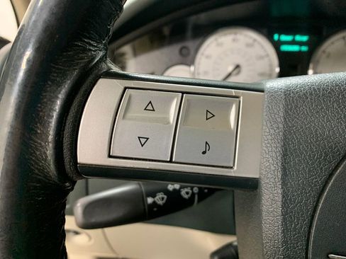 Used 2006 Chrysler 300 C w/ Protection Group II image 14