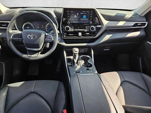 Used 2022 Toyota Highlander XLE FWD image 17