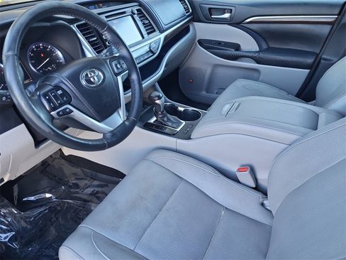 Used 2014 Toyota Highlander Limited Platinum image 12