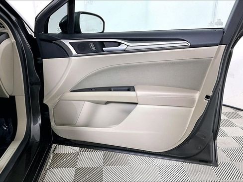 Used 2019 Ford Fusion SE image 24