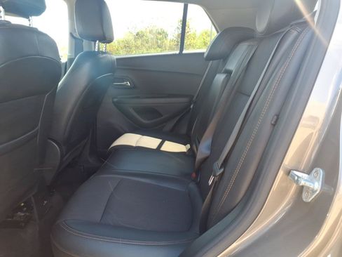 Used 2020 Chevrolet Trax LT w/ LT Convenience Package FWD image 9