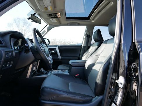 Used 2017 Toyota 4Runner SR5 Premium image 11